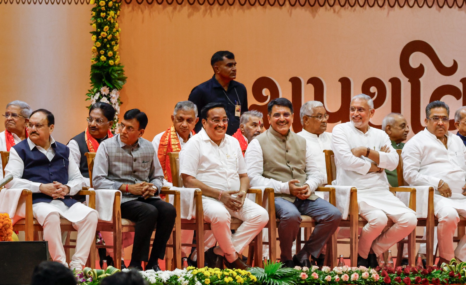 गुजरात की नई कैबिनेट में 26 मंत्रियों ने शपथ ली, हर्ष संघवी बने डिप्टी सीएम, रिवाबा की सरप्राइज एंट्री