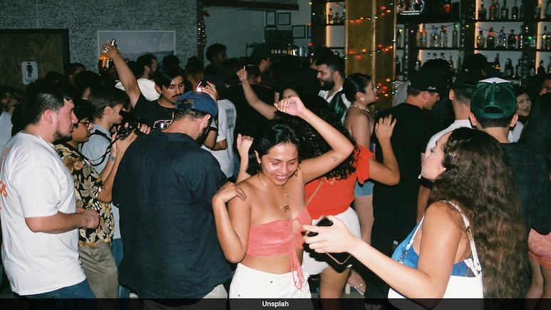 Why Bartenders Are Fed Up With Gen Z's Tipping And Ordering Habits Why Bartenders Are Fed Up With Gen Z's Tipping And Ordering Habits