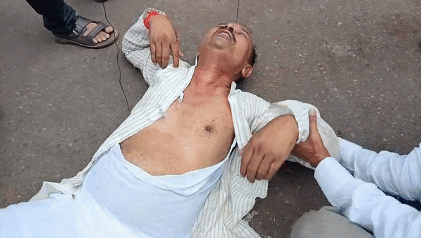 कुर्ता फाड़ के...लालू यादव के घर के सामने फूट-फूटकर रोने लगे पार्टी के नेता, टिकट को लेकर हो गया 'खेला' कुर्ता फाड़ के...लालू यादव के घर के सामने फूट-फूटकर रोने लगे पार्टी के नेता, टिकट को लेकर हो गया 'खेला'