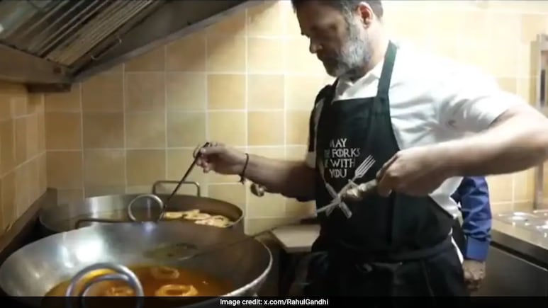 Video: Rahul Gandhi Visits Delhi's 235-Year-Old Sweet Shop On Diwali, Makes <i>Imarti</i>, <i>Besan Laddus</i> Video: Rahul Gandhi Visits Delhi's 235-Year-Old Sweet Shop On Diwali, Makes <i>Imarti</i>, <i>Besan Laddus</i>