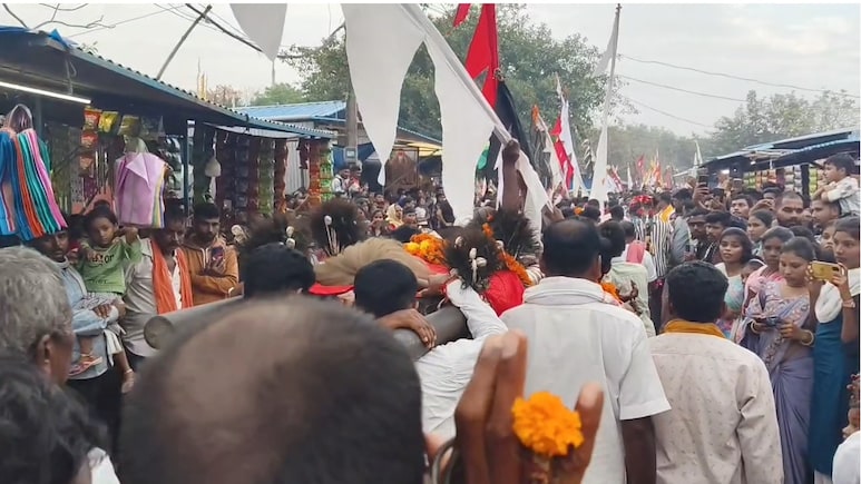 धमतरी में मड़ई मेला का आयोजन, 1100 से अधिक की महिलाओं ने जमीन पर लेटकर मांगी मां अंगार मोती से मन्नत धमतरी में मड़ई मेला का आयोजन, 1100 से अधिक की महिलाओं ने जमीन पर लेटकर मांगी मां अंगार मोती से मन्नत