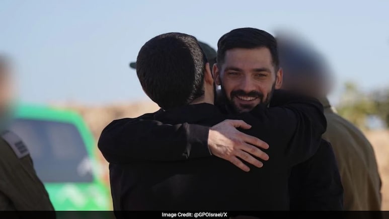 Twin Brothers' Emotional Hug Goes Viral After Release From Hamas Captivity Twin Brothers' Emotional Hug Goes Viral After Release From Hamas Captivity