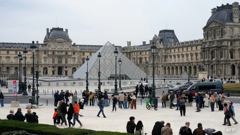 Napoleonic Jewels Stolen From Louvre In Paris In Daring Sunday Heist Napoleonic Jewels Stolen From Louvre In Paris In Daring Sunday Heist