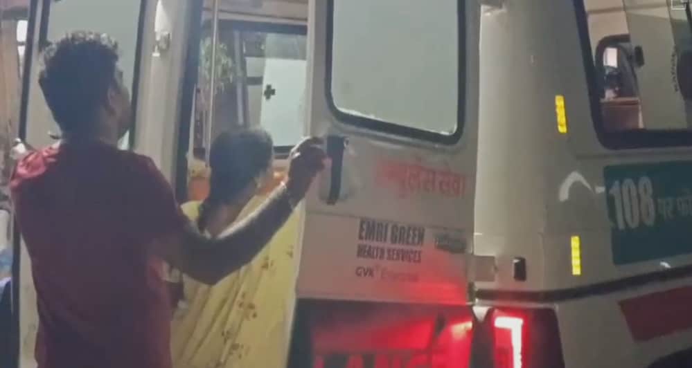 प्रसूता ने एंबुलेंस में बच्ची को जन्म दिया.  प्रसूता ने एंबुलेंस में बच्ची को जन्म दिया.