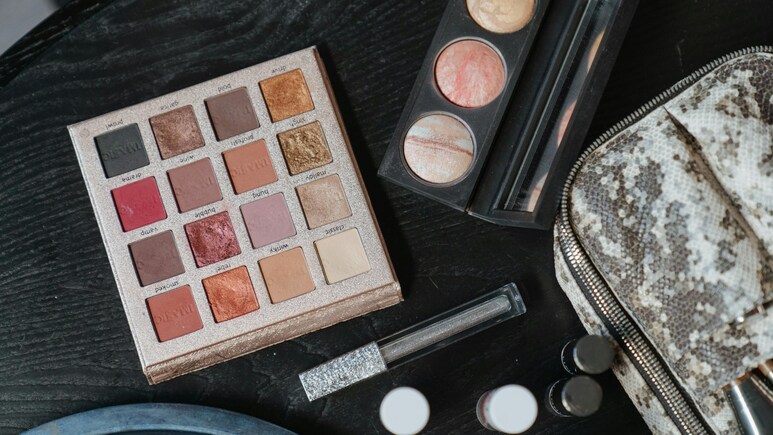 Karwa Chauth Makeup: पार्लर में न करें पैसे खर्च, ये मेकअप प्रोडक्ट घर पर ही आपके लुक में लगा देंगे चार-चांद