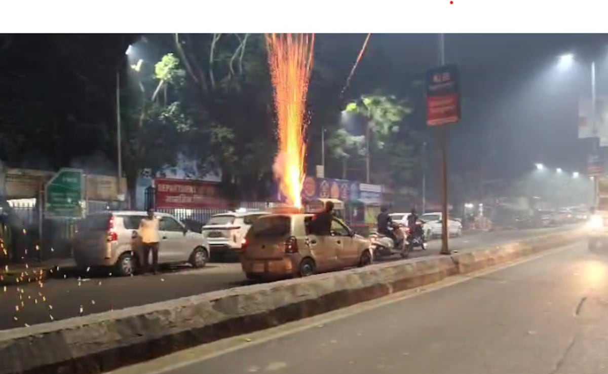 Video: On Busy Lucknow Road, 3 Men Set Off Crackers From Roof Of Moving Car