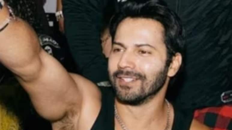 वरुण धवन ने मांगी सेल्फी, इस स्पोर्ट्स स्टार ने किया इग्नोर? देखें वीडियो वरुण धवन ने मांगी सेल्फी, इस स्पोर्ट्स स्टार ने किया इग्नोर? देखें वीडियो