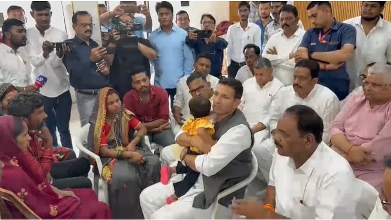 छिंदवाड़ा के जुनारदेव पहुंचे जीतू पटवारी, पीड़ित परिवारों से की मुलाकात, बोले- 'थोड़ी मर्यादा है तो स्वास्थ्य मंत्री खुद दे इस्तीफा', CM पर भी कटाक्ष