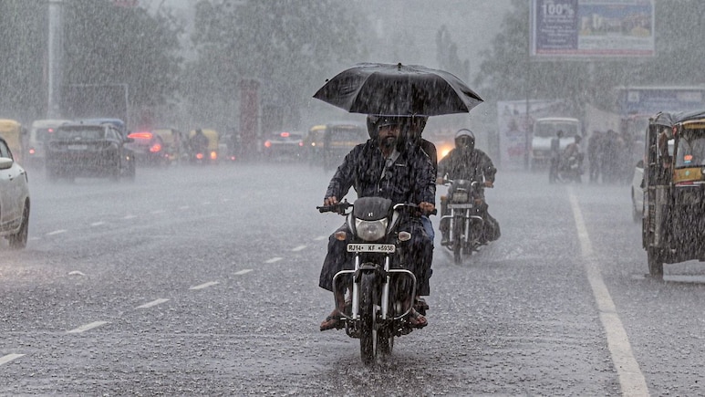 Rajasthan Weather: राजस्थान में 8 डिग्री तक गिरा तापमान, इन जिलों में आज भारी बारिश का अलर्ट Rajasthan Weather: राजस्थान में 8 डिग्री तक गिरा तापमान, इन जिलों में आज भारी बारिश का अलर्ट