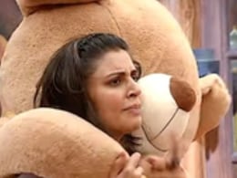 Bigg Boss 19: इस कंटेस्टेंट के खिलाफ हुआ पूरा घर, एक टेडी बियर के चक्कर में हुआ बवाल Bigg Boss 19: इस कंटेस्टेंट के खिलाफ हुआ पूरा घर, एक टेडी बियर के चक्कर में हुआ बवाल