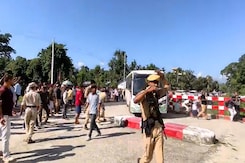 Zubeen Garg's Fans Throw Stones As Accused Moved To Another Prison Zubeen Garg's Fans Throw Stones As Accused Moved To Another Prison