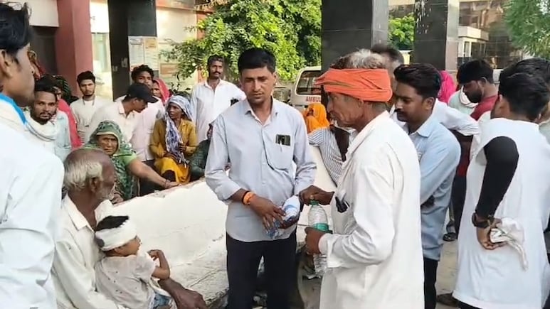 दौसा: पति-पत्नी और मासूम बेटी की दर्दनाक मौत, पिकअप ने बाइक को मारी जोरदार टक्कर दौसा: पति-पत्नी और मासूम बेटी की दर्दनाक मौत, पिकअप ने बाइक को मारी जोरदार टक्कर