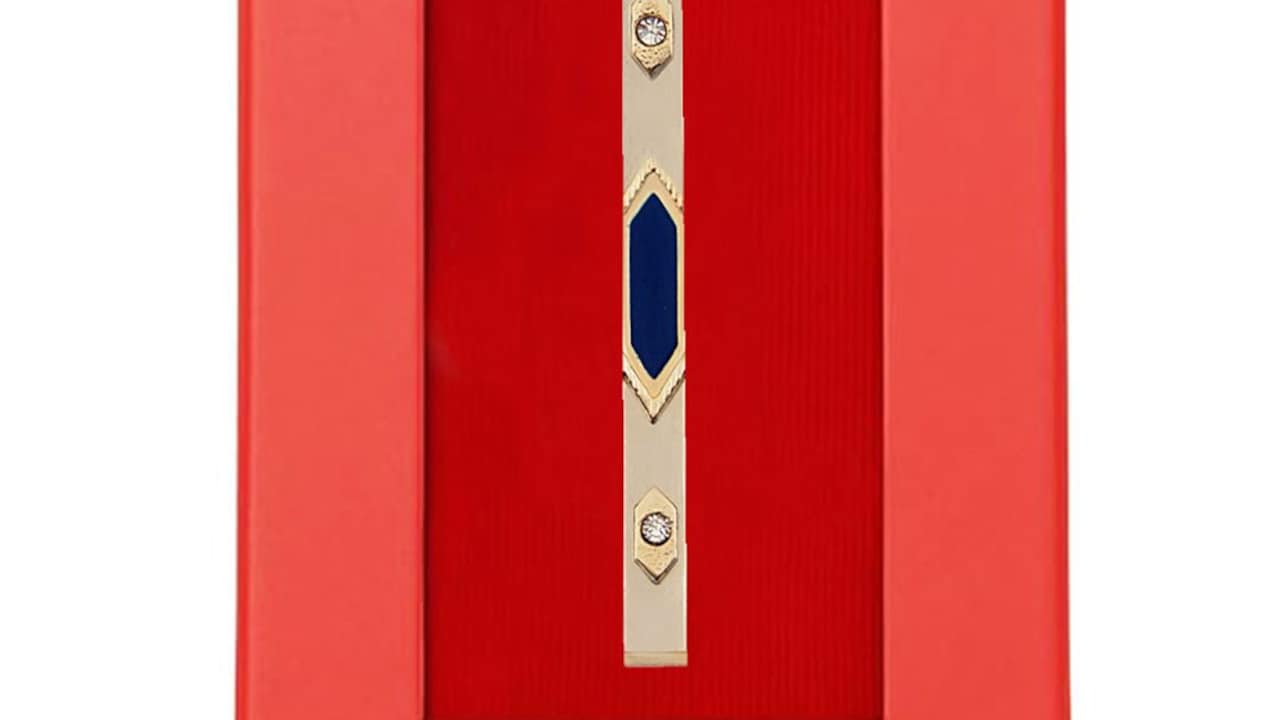 Top 5 Statement Brooches For Blazers: Know How To Revive A Plain Outfit