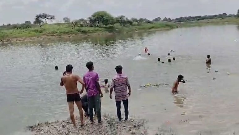 उज्‍जैन में नदी में गिरी ट्रैक्टर-ट्रॉली, मूर्ति विसर्जन के लिए जा रहे तीन लोग लापता, पांच को बचाया