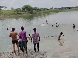 Ujjain: नदी में गिरी ट्रैक्टर-ट्रॉली, मूर्ति विसर्जन के लिए जा रहे 2 बच्चों की मौत, एक लापता Ujjain: नदी में गिरी ट्रैक्टर-ट्रॉली, मूर्ति विसर्जन के लिए जा रहे 2 बच्चों की मौत, एक लापता