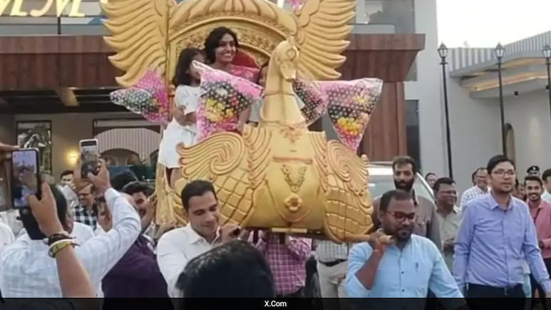 IAS Officer: 'पालकी में होके सवार...'! कलेक्टर मॅडमला दिला अविस्मरणीय निरोप Video पाहून डोळे पाणवतील