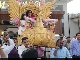 IAS Officer: 'पालकी में होके सवार...'! कलेक्टर मॅडमला दिला अविस्मरणीय निरोप Video पाहून डोळे पाणवतील IAS Officer: 'पालकी में होके सवार...'! कलेक्टर मॅडमला दिला अविस्मरणीय निरोप Video पाहून डोळे पाणवतील