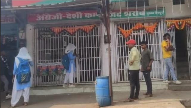 Schoolgirls in Uniform Purchase Alcohol Unchallenged at Government Liquor Shop in Madhya Pradesh