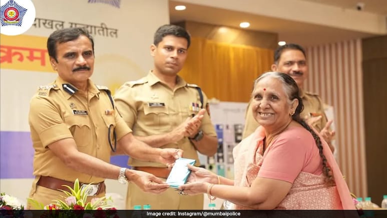 Mumbai Police Returns 800 Stolen Mobile Phones To Owners: "Special Diwali Return Gift" Mumbai Police Returns 800 Stolen Mobile Phones To Owners: "Special Diwali Return Gift"
