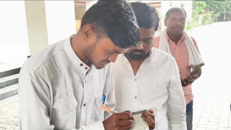 Akola News: पीक विम्यात शेतकऱ्यांची क्रूर थट्टा; अकोल्यात खात्यात जमा झाले फक्त 3, 5, आणि 21 रुपये 85 पैसे! Akola News: पीक विम्यात शेतकऱ्यांची क्रूर थट्टा; अकोल्यात खात्यात जमा झाले फक्त 3, 5, आणि 21 रुपये 85 पैसे!