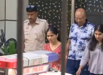 टीशर्ट और लोअर में इंस्टीट्यूट लेकर पहुंची पुलिस डर्टी बाबा के टशन तो देखिए