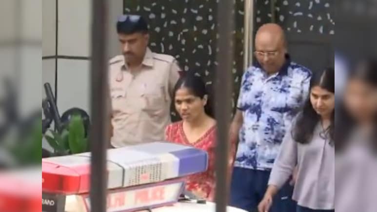 टीशर्ट और लोअर में इंस्टीट्यूट लेकर पहुंची पुलिस डर्टी बाबा के टशन तो देखिए