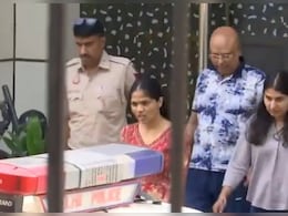 टीशर्ट और लोअर में इंस्टीट्यूट लेकर पहुंची पुलिस डर्टी बाबा के टशन तो देखिए टीशर्ट और लोअर में इंस्टीट्यूट लेकर पहुंची पुलिस डर्टी बाबा के टशन तो देखिए