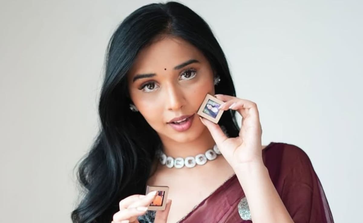 Tanya Mittal posing with a personalised gift Tanya Mittal posing with a personalised gift