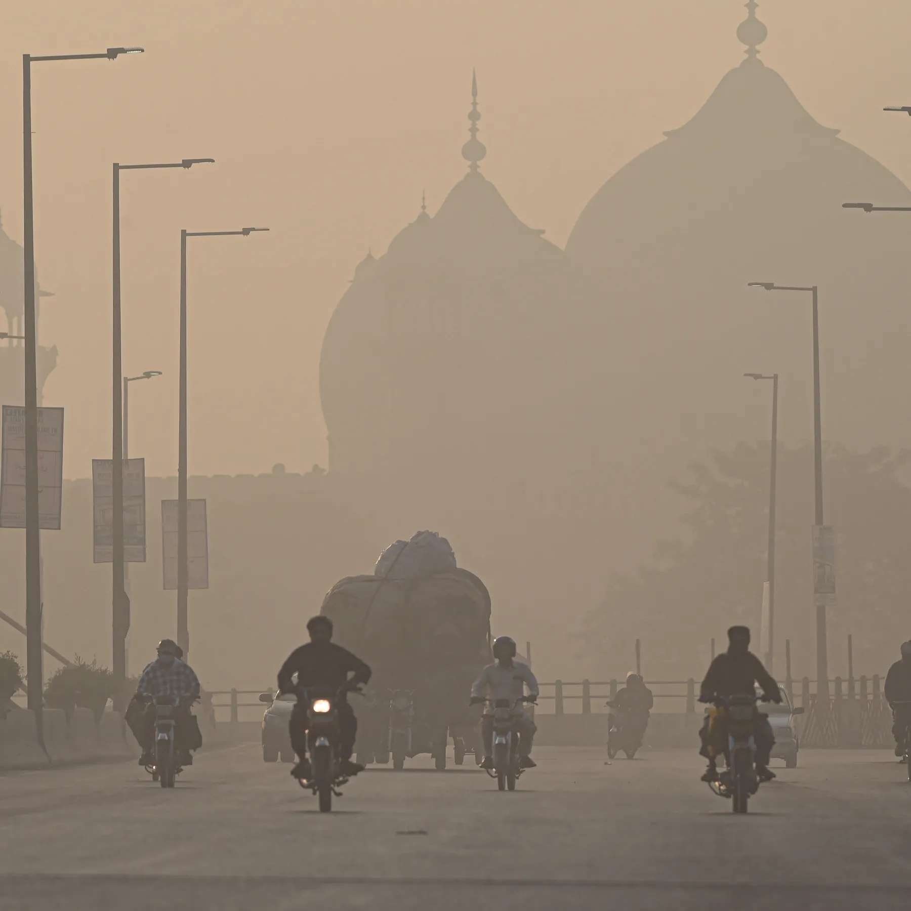 पाकिस्‍तान के लाहौर में शुरू जहरीली हवा का कहर, तैनात हुई बड़ी-बड़ी एंटी स्‍मॉग कैनन 
