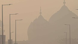 पाकिस्&zwj;तान के लाहौर में शुरू जहरीली हवा का कहर, तैनात हुई बड़ी-बड़ी एंटी स्&zwj;मॉग कैनन&nbsp;