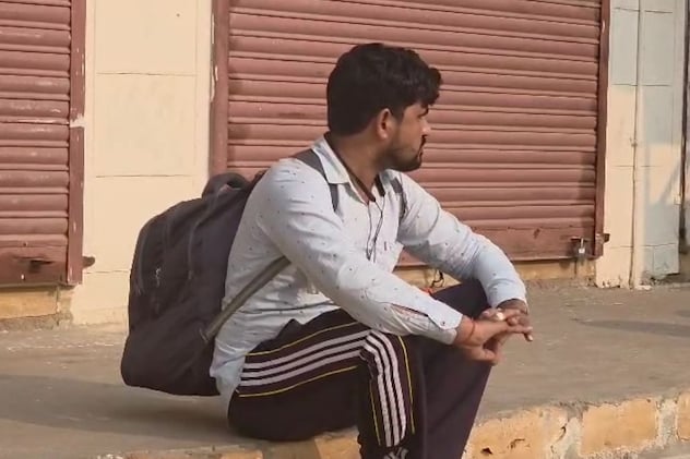 बस के इंजतार में बैठा यात्री बस के इंजतार में बैठा यात्री