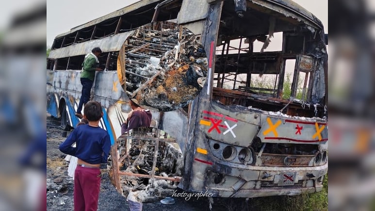 Ashoknagar Bus Fire: चलती यात्री बस में लगी भीषण आग, जलकर राख, मौके पर नहीं पहुंचे जिम्मेदार अधिकारी, देखिए तस्वीरें Ashoknagar Bus Fire: चलती यात्री बस में लगी भीषण आग, जलकर राख, मौके पर नहीं पहुंचे जिम्मेदार अधिकारी, देखिए तस्वीरें