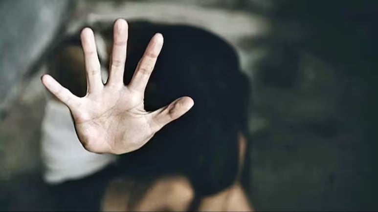 Rajasthan: टॉफी का लालच देकर मासूम को शिकार बनाने की कोशिश, चुप रहने के लिए दी मां-बाप को जान से मारने की धमकी Rajasthan: टॉफी का लालच देकर मासूम को शिकार बनाने की कोशिश, चुप रहने के लिए दी मां-बाप को जान से मारने की धमकी