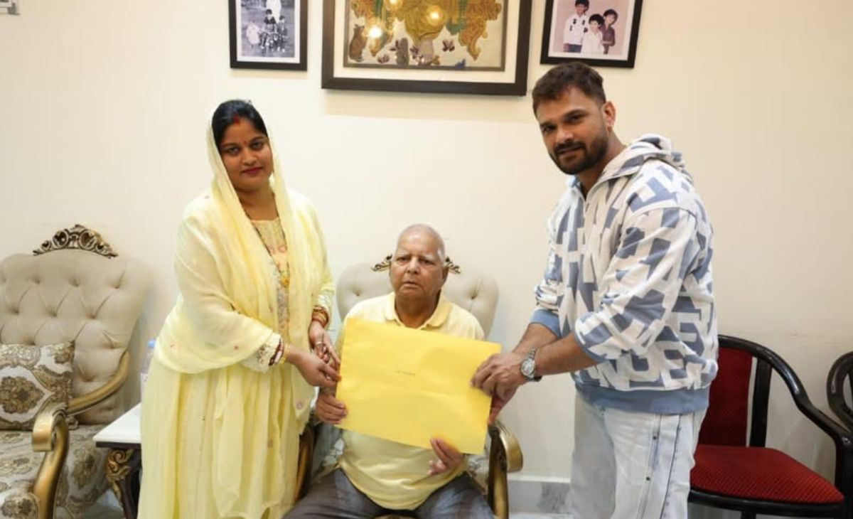 बिहार के चुनावी मैदान में उतरे खेसारी लाल यादव, RJD के टिकट से छपरा में करेंगे दो-दो हाथ