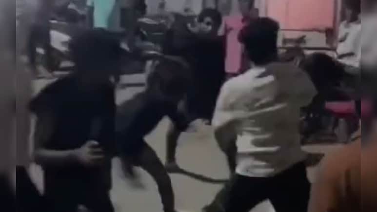 पूर्व विधायक के जन्मदिन के कार्यक्रम में जमकर चले लट्ठ , Video Viral होने के बाद पुलिस हुई सक्रिय पूर्व विधायक के जन्मदिन के कार्यक्रम में जमकर चले लट्ठ , Video Viral होने के बाद पुलिस हुई सक्रिय