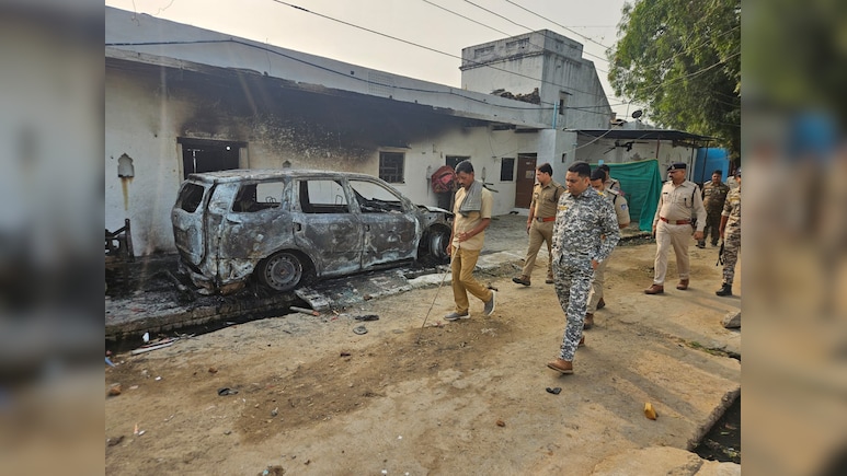 भिंड में दलित युवक की हत्या, आक्रोशित परिजनों ने आरोपी के घर में तोड़फोड़ कर गाड़ियों में लगाई आग, भारी पुलिस बल तैनात भिंड में दलित युवक की हत्या, आक्रोशित परिजनों ने आरोपी के घर में तोड़फोड़ कर गाड़ियों में लगाई आग, भारी पुलिस बल तैनात