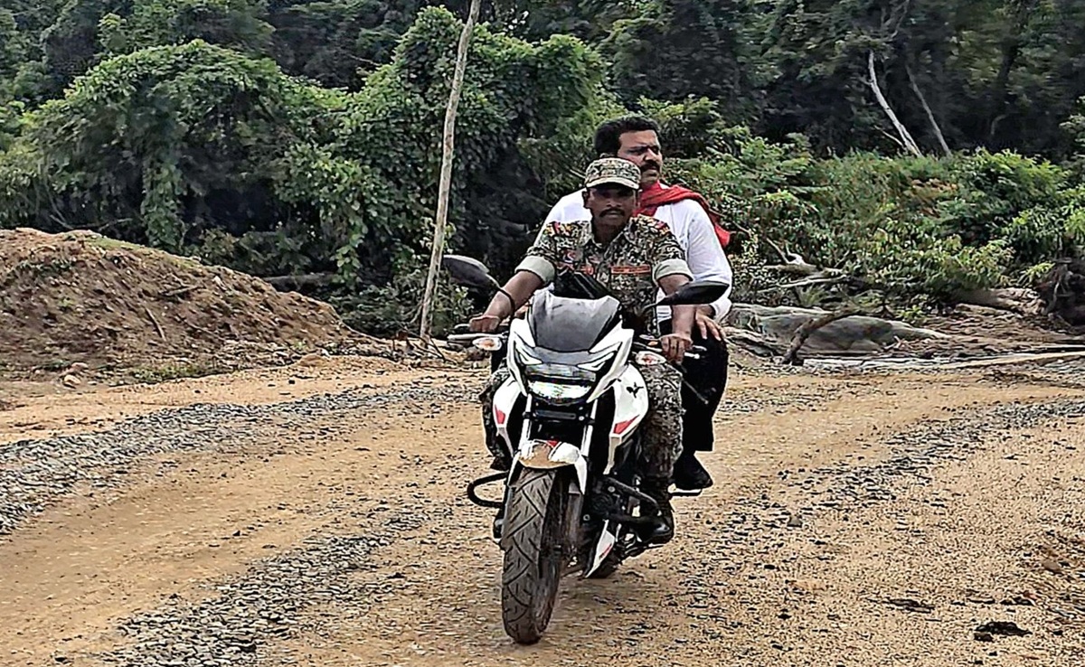 Bastar Olympics 2025: बाइक पर सवार होकर नक्सल इलाके में पहुंचे डिप्टी CM विजय शर्मा, यहां लगाई चौपाल