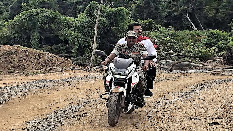 Bastar Olympics 2025: बाइक पर सवार होकर नक्सल इलाके में पहुंचे डिप्टी CM विजय शर्मा, यहां लगाई चौपाल Bastar Olympics 2025: बाइक पर सवार होकर नक्सल इलाके में पहुंचे डिप्टी CM विजय शर्मा, यहां लगाई चौपाल