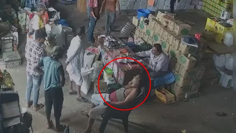 MP News: कामगार अक्षरश: तडफडून मेला, मालक खुर्चीवरुन उठलाही नाही.. संतापजनक VIDEO