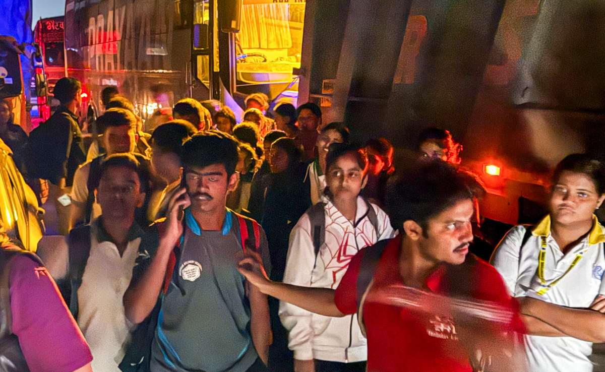 मुंबई-अहमदाबाद हाइवे पर भयंकर ट्रैफिक जाम, 12 घंटे तक फंसे रहे भूखे-प्‍यासे स्‍कूली बच्‍चे 