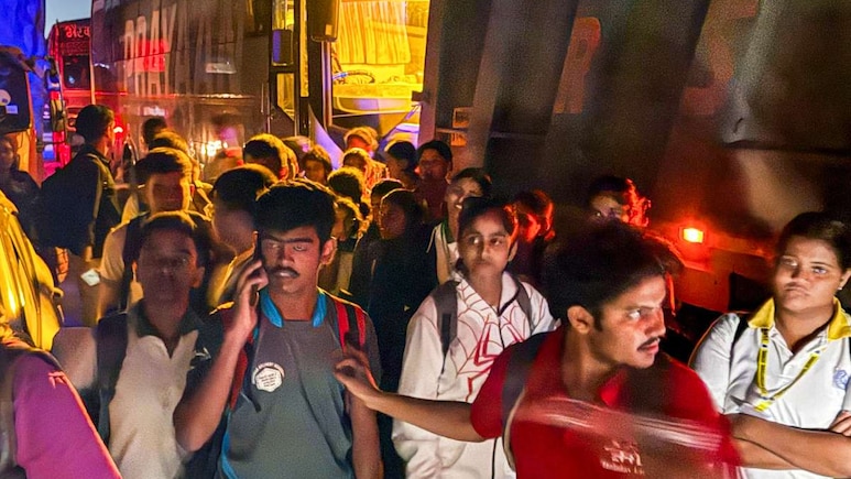 मुंबई-अहमदाबाद हाइवे पर भयंकर ट्रैफिक जाम, 12 घंटे तक फंसे रहे भूखे-प्‍यासे स्‍कूली बच्‍चे 
