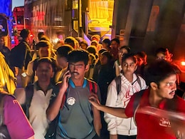मुंबई-अहमदाबाद हाइवे पर भयंकर ट्रैफिक जाम, 12 घंटे तक फंसे रहे भूखे-प्यासे स्कूली बच्चे  मुंबई-अहमदाबाद हाइवे पर भयंकर ट्रैफिक जाम, 12 घंटे तक फंसे रहे भूखे-प्यासे स्कूली बच्चे