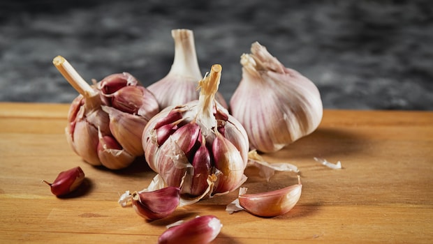 how to consume garlic for control cholesterol  how to consume garlic for control cholesterol