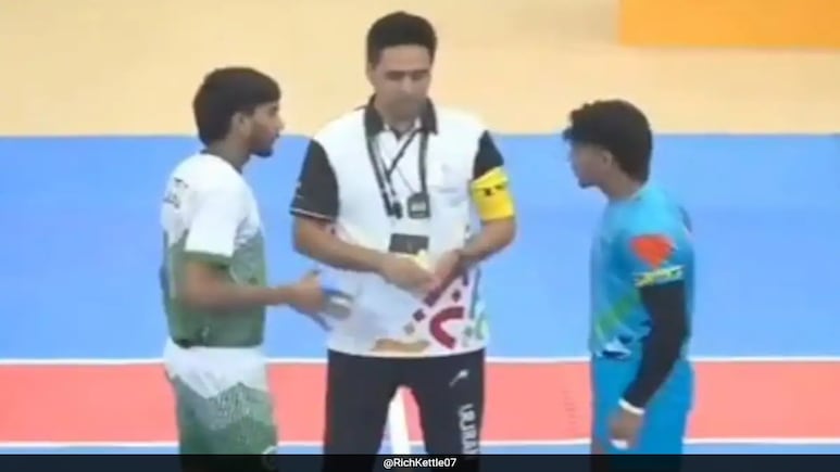 VIDEO: 'नो हैंडशेक' विवाद के बीच कबड्डी मैच में दिखा गजब नजारा, भारतीय कप्तान ने पाक कप्तान को ऐसे दिया जवाब VIDEO: 'नो हैंडशेक' विवाद के बीच कबड्डी मैच में दिखा गजब नजारा, भारतीय कप्तान ने पाक कप्तान को ऐसे दिया जवाब