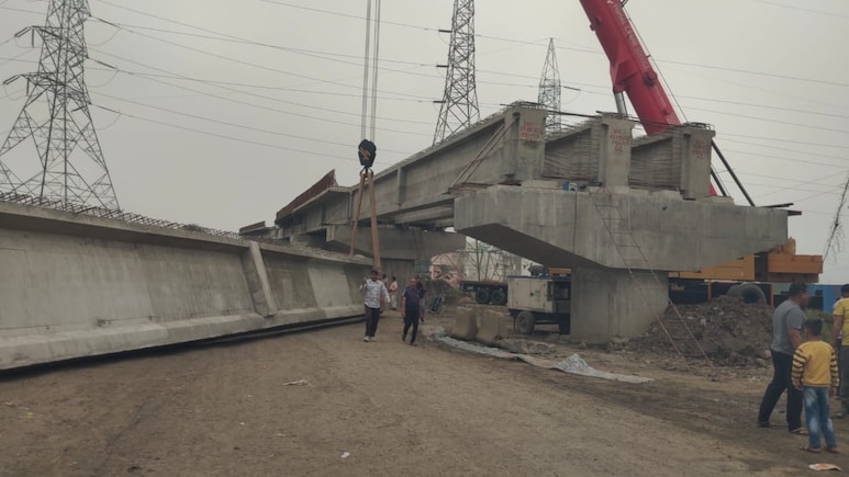 पीथमपुर में बड़ा हादसा: रेलवे ओवरब्रिज निर्माण काम में लगी क्रेन गिरी, दो पिकअप वाहन चपेट में