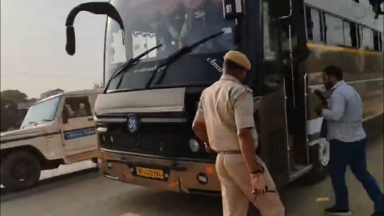 Rajasthan: स्लीपर की सीट 36, बना दी 50! फायर सिस्टम गायब, अंदर LPG सिलेंडर...जैसलमेर हादसे के बाद जब्त हुई बसें Rajasthan: स्लीपर की सीट 36, बना दी 50! फायर सिस्टम गायब, अंदर LPG सिलेंडर...जैसलमेर हादसे के बाद जब्त हुई बसें