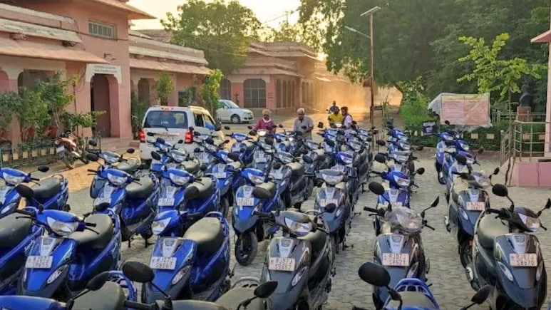 Rajasthan: राजस्थान में अब छात्राओं को हर साल 4240 स्कूटी, भजनलाल सरकार ने देवनारायण योजना में की तीन गुना बढ़ोतरी Rajasthan: राजस्थान में अब छात्राओं को हर साल 4240 स्कूटी, भजनलाल सरकार ने देवनारायण योजना में की तीन गुना बढ़ोतरी