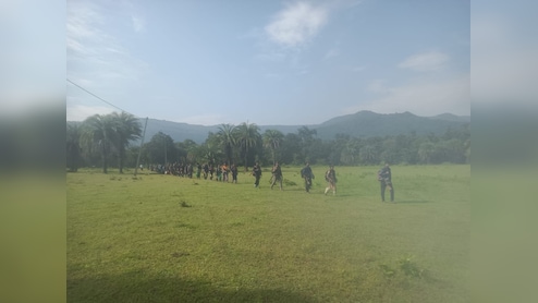 कंपनी नंबर 5 के नक्सली जंगल से आते दिखे बाहर, हथियार के साथ बड़ी संख्या में आज हो सकता है सरेंडर 