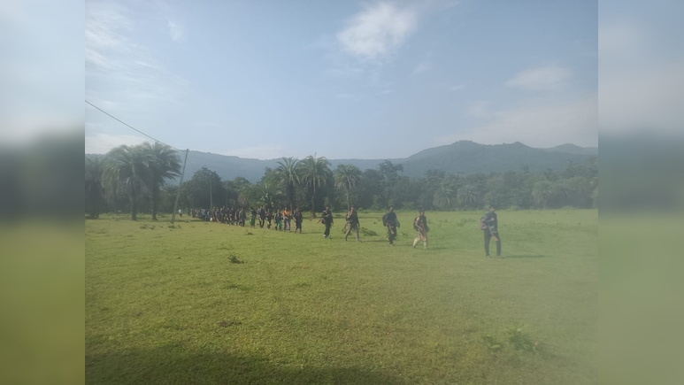 कंपनी नंबर 5 के नक्सली जंगल से आते दिखे बाहर, हथियार के साथ बड़ी संख्या में आज हो सकता है सरेंडर कंपनी नंबर 5 के नक्सली जंगल से आते दिखे बाहर, हथियार के साथ बड़ी संख्या में आज हो सकता है सरेंडर
