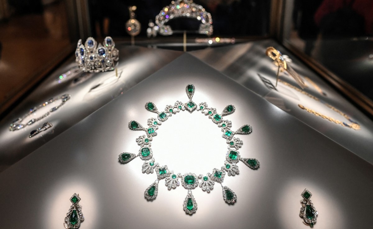 "Collier et boucles doreilles de la parure d'émeraudes de limpératrice Marie-Louise" (necklace and earrings of the set of jewelry of Empress Marie-Louise) "Collier et boucles doreilles de la parure d'émeraudes de limpératrice Marie-Louise" (necklace and earrings of the set of jewelry of Empress Marie-Louise)
